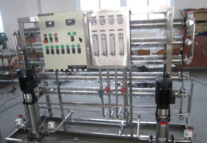 反渗透纯水设备中通常使用半透膜作为反渗透介质